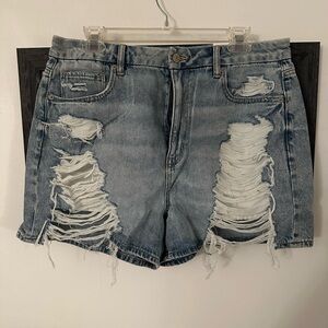 American Eagle | 12/31W | Curvy Mom Short | Super Distressed